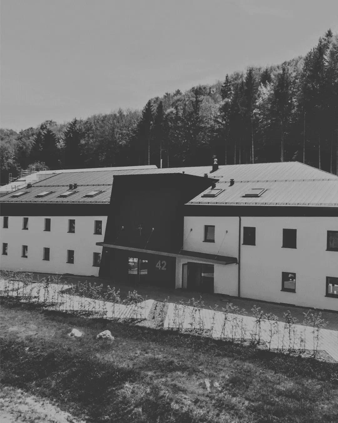 Das Haus von Wald & Wiese in Sinzing, schwarz-weiß