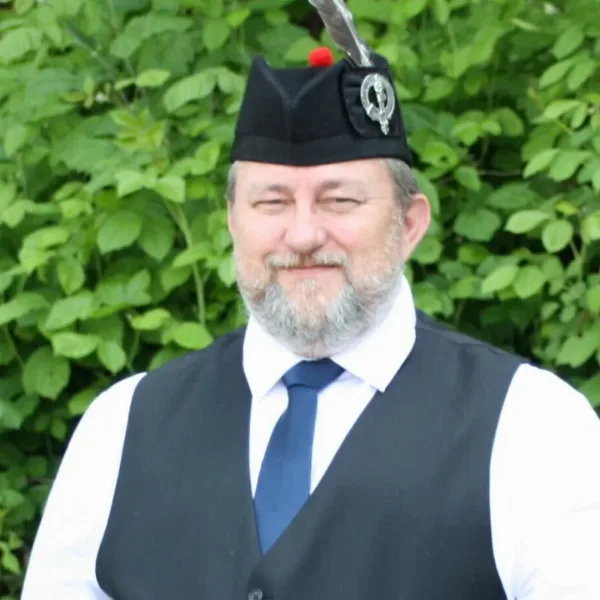 Dudelsackspieler Udo Zahlauer in Highland-Tracht mit Weste und Krawatte