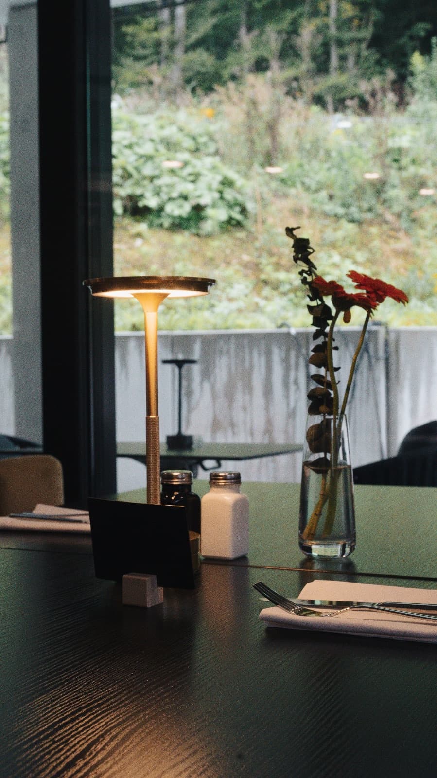 Gedeckter Tisch am Fenster mit Blick ins Grüne im Wald & Wiese
